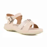 Sandalia baja de cuero sintético color negro, con tira delantera con textura y tira trasera con hebilla.