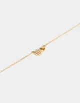 Collar corto dorado con cadena de eslabones y dije doble de corazones, uno liso y otro con incrustaciones de perlas.