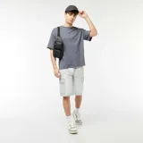 Bermudas de jean celeste con múltiples bolsillos cargo.