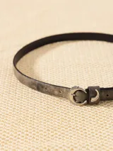 Cinturón marrón de cuero vacuno con efecto gastado, hebilla metálica con strass y puntera con strass.
