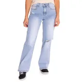 Pantalón de jean celeste de pierna ancha con roturas en ambas rodillas.