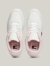 Zapatillas Tommy Jeans Essential de cuero blanco con detalles en rosa en el talón y en la lengüeta. Presentan el logo de la marca en el lateral y suela de goma. Inspiradas en los modelos de baloncesto, cuentan con elementos distintivos tonales y un detalle de ventilación en la punta que les aporta un aire deportivo retro.