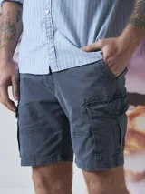 Bermuda de gabardina color marrón con múltiples bolsillos tipo cargo.