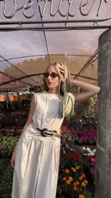 Bandolera compacta de símil cuero color rojo, con correa regulable y desmontable. Posee apertura superior, bolsillo frontal con cierre y bolsillo trasero abierto.