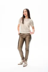 Blusa color dorado de tejido calado con mangas cortas y cuello redondo.
