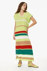 Vestido largo de tejido de punto color verde con rayas horizontales en blanco, marrón, rojo y verde.