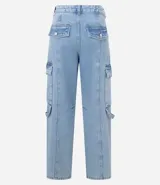 Pantalón de jeans azul de corte recto con bolsillos cargo laterales, cintura con trabillas y cierre con botón y cremallera.