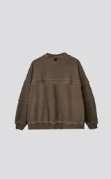 Buzo marrón de cuello redondo con costuras expuestas, confeccionado en tela 100% algodón premium. De calce oversize crop con proceso de desgaste y roturas.