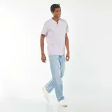 Camiseta de manga corta color lila claro, con cuello henley y tres botones.