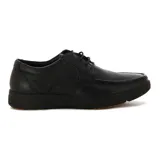 Zapato negro con cordones de diseño clásico, ideal para uso diario.