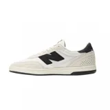 Championes New Balance modelo 440, color beige con detalles en blanco y negro.