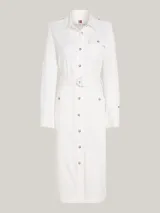 Vestido camisero midi color blanco, de corte recto, con cuello camisero, manga larga, cinturón con hebilla y múltiples bolsillos.