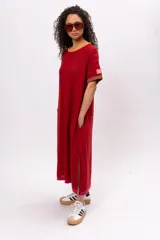 Vestido largo tipo remerón de manga corta, color rojo ladrillo con cuello redondo y puños en marrón.