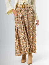 Falda midi con estampado floral multicolor, corte acampanado y cintura elastizada. Incluye cinturón de rafia elastizado y desmontable.