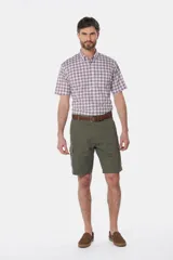 Bermuda cargo color gris oscuro, con bolsillos laterales y traseros con solapa. Incluye cinturón de cuero marrón.