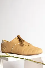 Zapatillas deportivas color ladrillo con cordones y detalles en blanco.