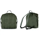 Mochila color topo agamuzada con detalle tramado al frente, apertura superior con cierre metálico, división al medio y bolsillos internos. Incluye correa corta de mano y correas regulables para colgar en la espalda.
