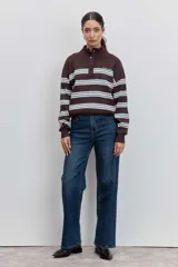 Jeans de mujer color azul oscuro, de corte recto y tiro alto.