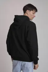 Buzo negro con capucha y bolsillo tipo canguro.