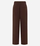 Pantalón largo de vestir color marrón chocolate, de corte sastrero con pliegues en la parte delantera y trabillas en la cintura. Confeccionado en poliéster y elastano.