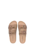 Sandalias bajas color borgoña con dos tiras anchas ajustables con hebilla metálica. Suela de corcho y base de goma.