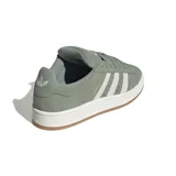 Championes Adidas Campus 00s color verde con las tres tiras laterales en blanco y suela blanca con base marrón.