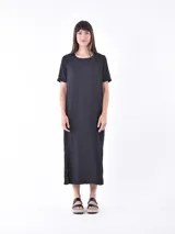 Vestido midi negro de corte recto y mangas cortas.