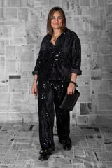 Conjunto de camisa y pantalón plateado con lentejuelas. La camisa es de corte clásico, con cuello y mangas largas. El pantalón es de corte ancho y cintura alta.