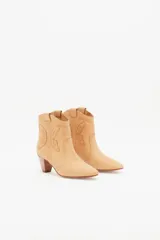 Botín de cuero color beige, estilo cowboy, con bordados en forma de mariposa en los laterales y taco de madera.
