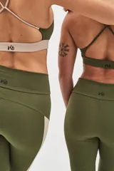 Calza deportiva larga color verde militar, de tiro alto y largo hasta el tobillo.