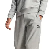 Pantalón de jogging Adidas Trefoil Essentials French Terry, color gris con logo bordado en negro.