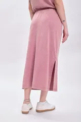 Falda midi de color rosa con cintura elastizada y cordón ajustable.