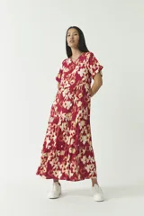 Vestido largo color borgoña con estampado floral en tonos beige. Corte holgado con mangas cortas y falda escalonada.