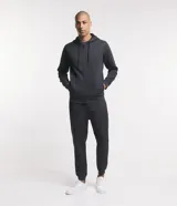Saco deportivo gris de algodón y poliéster, con capucha ajustable con cordón, cierre frontal con cremallera, mangas largas con puños ajustados y bolsillos laterales.