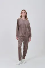 Buzo de terciopelo color marrón, de corte holgado, cuello redondo y manga larga.