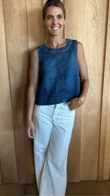 Chaleco color crudo con cuello redondo y detalle de costuras verticales en el frente.