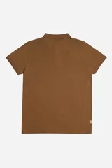 Chomba color marrón con cuello clásico, tapeta de dos botones y logo estampado en el pecho.