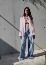 Camisa de algodón con rayas verticales rosas y blancas, corte recto y manga larga.