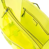 Bolso tote transparente color verde flúor con asas y ribetes en verde claro. Incluye un neceser interior desmontable con cierre y logo de la marca. Amplio y moderno, ideal para la playa o uso diario.