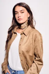 Camisa color marrón de gamuza sintética, de corte recto, con cuello clásico, cierre frontal con botones y mangas largas.