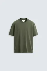 Camiseta verde militar de corte recto, cuello redondo y manga corta.