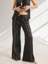 Pantalón Oxford negro de viscosa y lino, con bolsillos laterales y costuras a contratono color naranja.