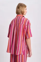 Camisa de manga corta con diseño a rayas verticales en tonos fucsia, naranja, blanco y marrón.