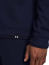 Buzo azul marino de Under Armour, modelo Storm Sweaterfleece, con cuello alto, cierre de cremallera hasta el pecho y logo bordado en el puño.