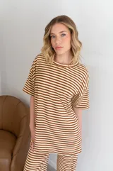 Remerón de viscosa con estampado a rayas horizontales color marrón y beige.
