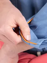 Camisa celeste de algodón con cuello abotonado, manga larga con puños abotonados y logo bordado en el pecho. Corte regular fit y teñido garment dyed para un acabado vintage.