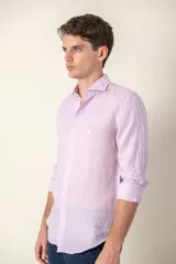 Camisa de manga larga color beige confeccionada 100% en lino, con cuello Hudson y corte slim fit.