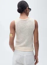 Top tejido de crochet color crema, sin mangas, con cuello redondo y tirantes anchos.