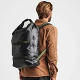 Mochila impermeable negra de 28 litros, marca Roark, modelo Missing Link Wet/Dry. Cuenta con cierre roll-top, compartimento separado para ropa húmeda, bolsillo lateral con cierre YKK, bolsillo lateral de malla, hombreras ergonómicas, panel trasero con malla respirable y correas de compresión frontales.