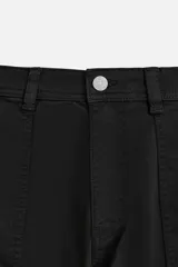 Pantalón cargo color verde oscuro, de corte relaxed fit, con bolsillos laterales con solapa y bolsillos traseros de vivo.
